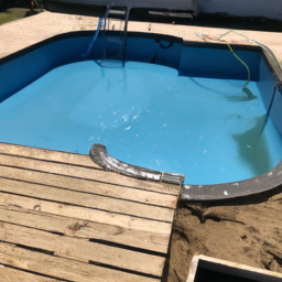 Accessoires indispensables pour l'entretien de votre piscine : produits et outils Grigny